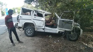 प्रयागराज-अयोध्या हाईवे पर मकूनपुर में हादसा के बाद दुर्घटनाग्रस्त बोलेरो वाहन। जागरण
