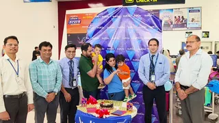 नवी मुंबई की फ्लाइट रवाना करने से पहले यात्रियों से केक कटवाते एयरपोर्ट अधिकारी