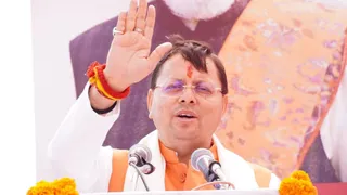 गांधी चौक पर मुख्य सेवक संवाद एवं राष्ट्रीय ध्वज अनावरण कार्यक्रम के दौरान जनता को संबोधित करते मुख्यमंत्री पुष्कर सिंह धामी। जागरण