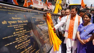 गांधी चौक पर आयोजित कार्यक्रम के दौरान विभिन्न योजनाओं का लोकार्पण एवं शिलान्यास करते मुख्यमंत्री पुष्कर सिंह धामी। जागरण