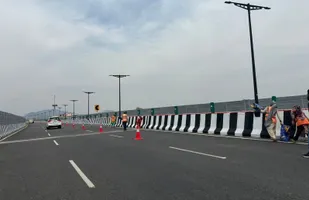 हाईवे के डिवाइडर पर रंग-रोगन के काम में आई तेजी