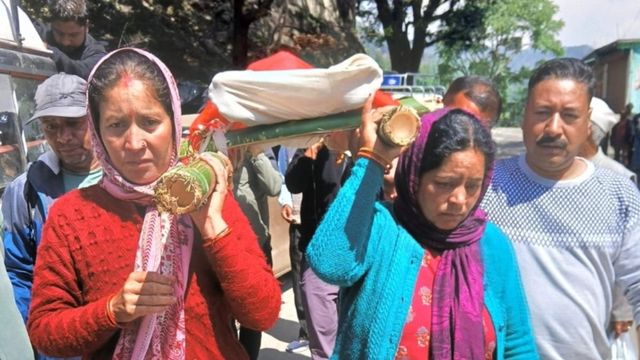 पिथौरागढ़ में बेटियों ने तोड़ी रूढ़ियां, पिता की अर्थी को दिया कंधा; रामगंगा घाट पर दी चिता को मुखाग्नि
