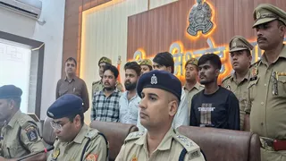 प्रयागराज में नकली नोटों का धंधा करने वाले गिरोह के गिरफ्तार सदस्यों को मीडिया के समक्ष पेश करते डीसीपी गंगानगर कुलदीप गुनावत। जागरण