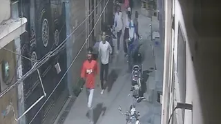 सीसीटीवी फुटेज में कैद हुए हमलावर। फोटो: वीडियो ग्रैब