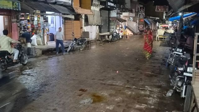 https://www.jagranimages.com/images/2026/03/31/article/image/Hathras-rain-1774975863613.jpg