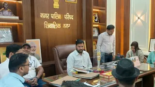शिवालिक नगर पालिका बोर्ड की बैठक में मौजूद पालिकाध्यक्ष राजीव शर्मा और सभासद। जागरण
