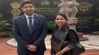 UPPCS Result 2024 पहले प्रयास में सफलता प्राप्त करने वाले शिवम विश्वकर्मा मां के साथ प्रसन्न मुद्रा में। सौजन्य : स्वयं