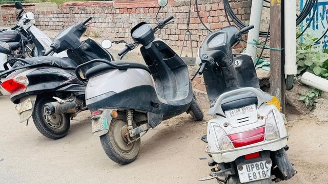 नंबर प्लेट मोड़ी, टेप चिपकाया; किसी ने सीमेंट से छिपाया... आगरा में चालान से बचने के लिए छेड़छाड़
