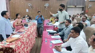 रुड़की नगर निगम की बोर्ड बैठक में हंगामा कर रहे पार्षदों से वार्ता करती महापौर अनीता देवी अग्रवाल एवं नगर आयुक्त राकेश चंद्र तिवारी। जागरण