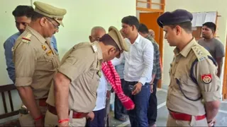 कचहरी में तलाशी करते कोतवाल श्रीनिवास पांडेय और सीओ सदर नितीश कुमार तिवारी।- जागरण