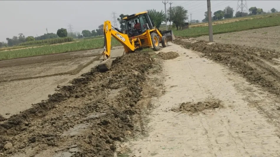 यूपी में 12 गांवों को जोड़ने वाली सड़क का निर्माण शुरू, पहुंच गया बुलडोजर