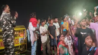 घटना के विरोध में चास-कतरास फोरलेन को जाम करते लोग। (फोटो जागरण)