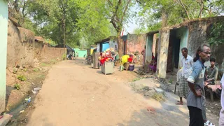 भू-धंसान के बाद टंडाबाड़ी बस्ती में पसरा सन्नाटा।