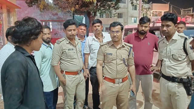 मुंगेर में बाइक हादसा : अनियंत्रित वाहन ने पोल तोड़ा, 35 वर्षीय युवक की मौत, साला गंभीर
