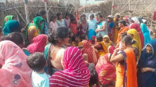 घटना की सूचना पर जुटी स्थानीय लोगों की भीड़। जागरण