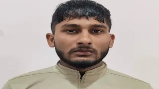 वाराणसी में 50 हजार के इनामी शातिर अपराधी दीपक यादव को एसटीएफ ने दबोचा।