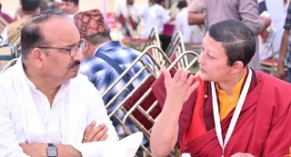 कुशीनगर में प्रभारी मंत्री दिनेश प्रताप सिंह से वार्ता करते (दाएं से दूसरे)न्यूयार्क के मेडिटेशन टीचर लामा आरिया डोलमा। जागरण