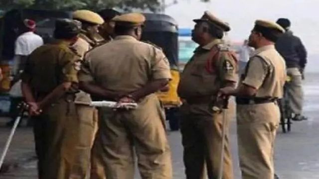 मधुबनी में पुलिसकर्मियों को कमरे में बंद कर जलाने की कोशिश, केरोसिन छिड़ककर हमला

