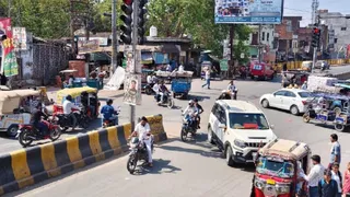 नगला बरी चौराहे से मंगलवार दोपहर गुजरते वाहन: जागरण