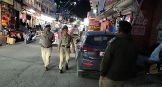 पैदल गश्त करते पुलिस अधिकारी। जागरण