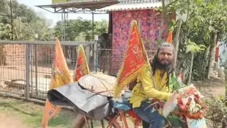 भारत भ्रमण के लिए निकला उत्तरप्रदेश निवासी ओम प्रकाश पाल पहुंचा खड़गपुर।