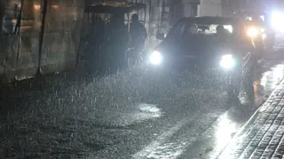मंगलवार को एमजी रोड पर हुई वर्षा के दौरान निकलते वाहन। जागरण