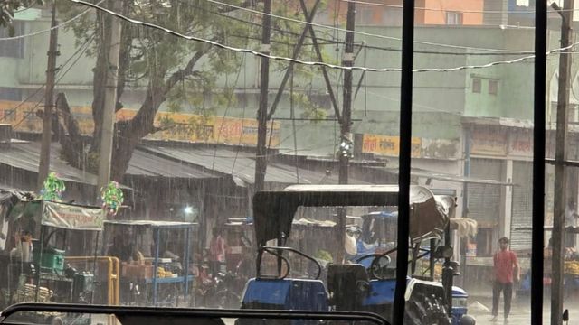 मथुरा में बेमौसम बरसात और ओले से गेहूं की फसलें तबाह! ईंट भट्ठों को भी भारी नुकसान
