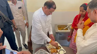 मंडी में किसानों की सुविधा के लिए शुरू की गई कैंटीन का भी आकस्मिक निरीक्षण किया और वहां परोसे जा रहे खाने की स्वच्छता व गुणवत्ता जांच की।