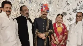 राजस्थान के जोधपुर में आयोजित रिसेप्शन कार्यक्रम में एसपी केके बिश्नोई के साथ खड़े संभल के सदर विधायक इकबाल महमूद, गुन्नौर विधायक रामखिलाड़ी यादव और सपा जिलाध्यक्ष असगर अली अंसारी। स्रोत इंटरनेट मीडिया