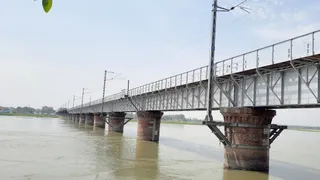 गंगा पर अंग्रेजों द्वारा बनाया गया पुल। जागरण
