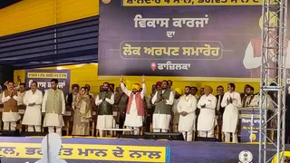 फाजिल्का अनाज मंडी पहुंचे सीएम भगवंत मान सभी का अभिवादन स्वीकार करते हुए।
