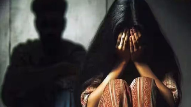 Dhanbad News: तालाब में नहाने गई मूक-बधिर महिला से झाड़ियों में ले जाकर सामूहिक दुष्कर्म, एक आरोपी गिरफ्तार