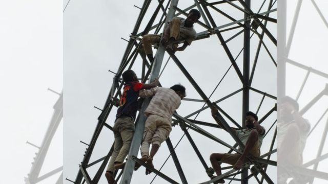 मधुबनी में रेप आरोपित बिजली पोल पर चढ़ा, पुलिस और ग्रामीणों ने मशक्कत के बाद उतारा
