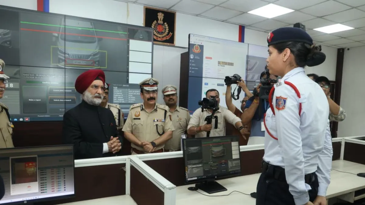 एलजी ने महिला ट्रैफिक कर्मियों को दीं 38 नई स्कूटी, दिल्ली के भीड़भाड़ वाले इलाके में जाम हटाने में मिलेगी मदद