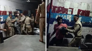 हंगामा कर रहे युवकों को बाहर खींचते पुलिसकर्मी। जागरण