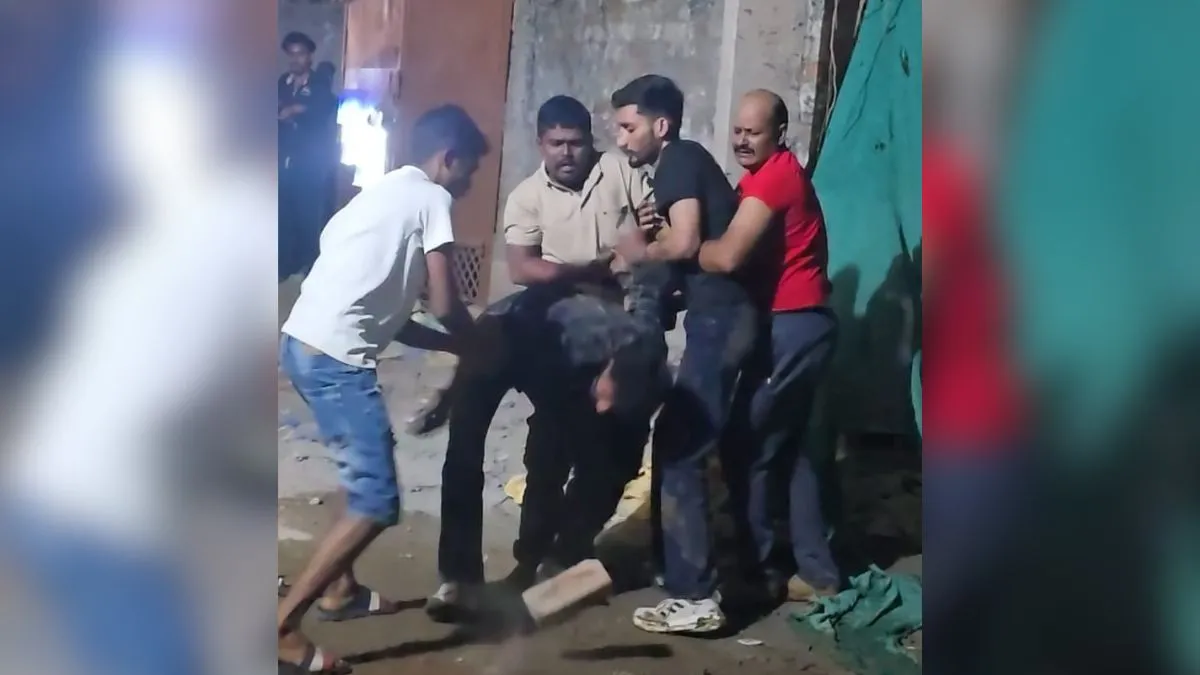 जमशेदपुर के आजादनगर में पति-पत्नी के विवाद में दोस्त ने लहराई पिस्तौल, महिला ने छिपकर बचाई जान