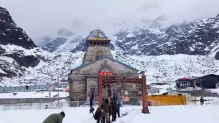 केदारनाथ धाम में बर्फ हटाते आइटीबीपी के जवान। डीडीएमए
