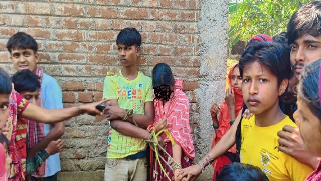 Pakur News: पति कमाने गया परदेश, पत्नी ने रात में घर बुलाया प्रेमी, ग्रामीणों ने पकड़कर दोनों को बांधा
