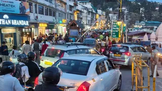 गुरुवार शाम को मसूरी के गांधी चौक तथा लाइब्रेरी बाजार में लगा जाम।