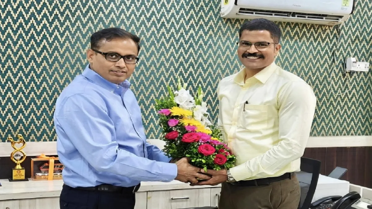 धनबाद रेल मंडल में नए सीनियर डीसीएम बने मनीष सौरभ, मोहम्मद इकबाल को मिली सीनियर डीओएम की जिम्मेदारी