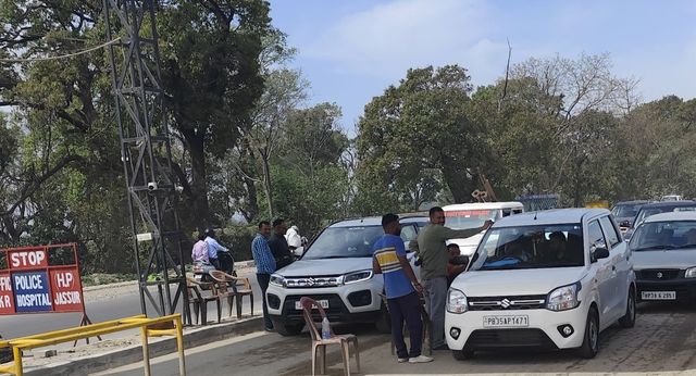 पठानकोट-हिमाचल बॉर्डर का हाल, सरकार के ऐलान के बावजूद टोल प्लाजा पर नई रेट लिस्ट जारी; वाहन चालक परेशान
