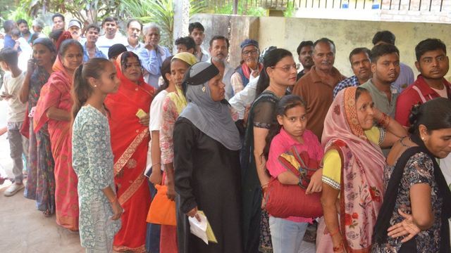 रिचार्ज के बाद भी 2-3 दिन तक अपडेट नहीं हो रहे बिल, बिना लाइट के रहने को मजबूर हुए लोग; बिल काउंटर पर उमड़े लोग
