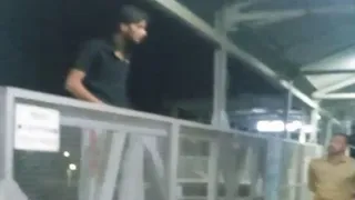 फुट ओवरब्रिज पर चढ़े युवक को समझाता पुलिसकर्मी l वीडियो ग्रैब