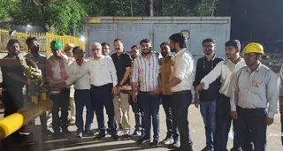 टाटा मोटर्स में पीएनजी का शुभारंभ करते गेल और टाटा मोटर्स के पदाधिकारी।