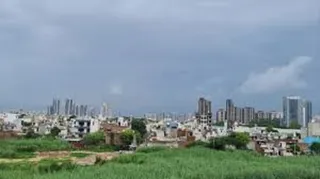 गुरुग्राम के कई इलाकों में सड़कें कागजों में 10 से 12 मीटर चौड़ी, लेकिन वास्तविक मोटरेबल क्षेत्र मात्र 3.9 से 4.8 मीटर रह गया।