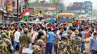 पूर्वी मेदिनीपुर में जिलाधिकारी कार्यालय के समक्ष विरोध दर्ज कराते वोटर लिस्ट से वंचित मतदाता।