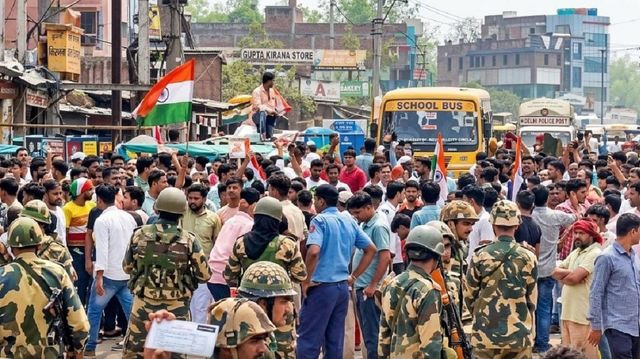 वोट के अधिकार के लिए सड़क पर संग्राम: तमलुक में DM दफ्तर के बाहर प्रदर्शन, मतदाता सूची में गड़बड़ी का आरोप
