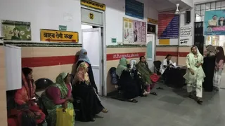 जिला महिला अस्पताल में अल्ट्रासाउंड कक्ष के बाहर सुबह नौ बजे डाक्टर के इंतजार में बैठीं महिलाएं। जागरण