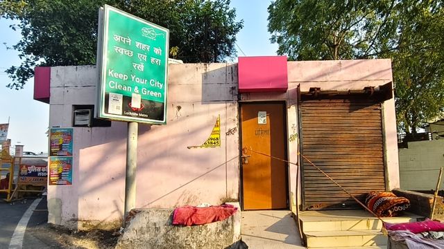 जब Pink Toilet में भरा है सामान तो कहां जाएं महिलाएं? पढ़िए लखनऊ से ग्राउंड रिपोर्ट
