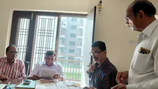 मायानगर सहकारी आवास समिति के कार्यालय में प्रपत्र लेकर पहुंच रहे आवंटी। जागरण